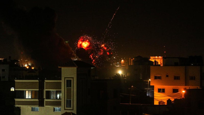 Asap dan api mengepul di sekitar wilayah milik kelompok perlawanan Palestina, akibat serangan udara Israel atas Kota Gaza, Gaza pada 2 Februari 2023. (Ali Jadallah/Anadolu Agency via Getty Images)
