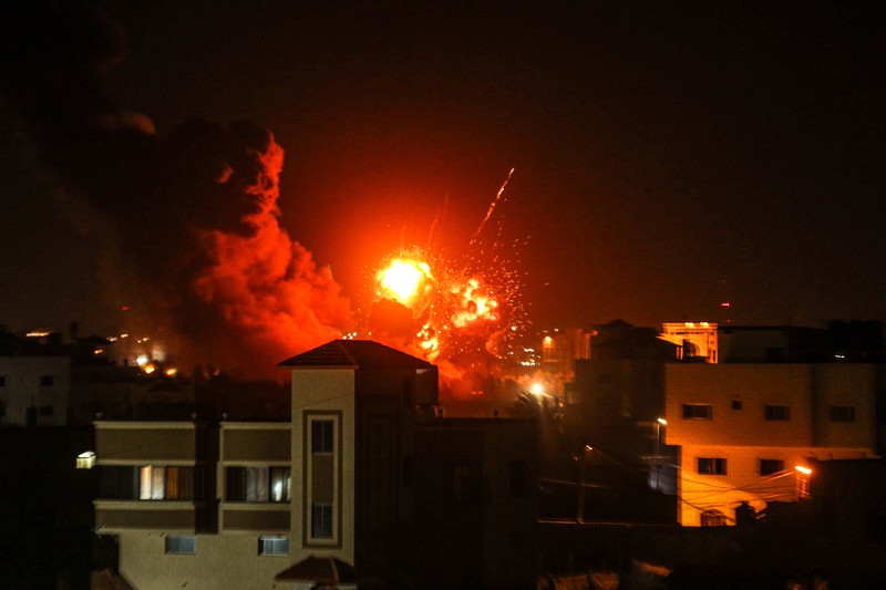 Asap dan api mengepul di sekitar wilayah milik kelompok perlawanan Palestina, akibat serangan udara Israel atas Kota Gaza, Gaza pada 2 Februari 2023. (Ali Jadallah/Anadolu Agency via Getty Images)