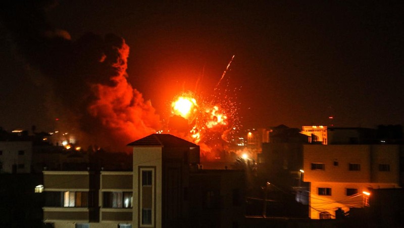Asap dan api mengepul di sekitar wilayah milik kelompok perlawanan Palestina, akibat serangan udara Israel atas Kota Gaza, Gaza pada 2 Februari 2023. (Ali Jadallah/Anadolu Agency via Getty Images)