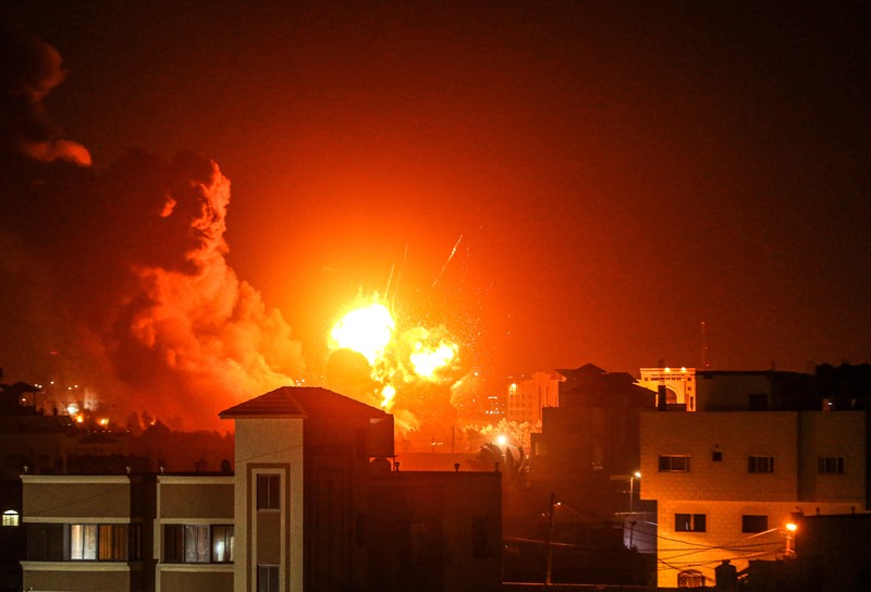 Asap dan api mengepul di sekitar wilayah milik kelompok perlawanan Palestina, akibat serangan udara Israel atas Kota Gaza, Gaza pada 2 Februari 2023. (Ali Jadallah/Anadolu Agency via Getty Images)