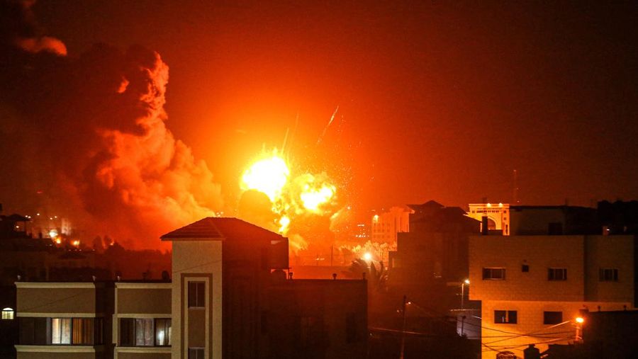 Asap dan api mengepul di sekitar wilayah milik kelompok perlawanan Palestina, akibat serangan udara Israel atas Kota Gaza, Gaza pada 2 Februari 2023. (Ali Jadallah/Anadolu Agency via Getty Images)