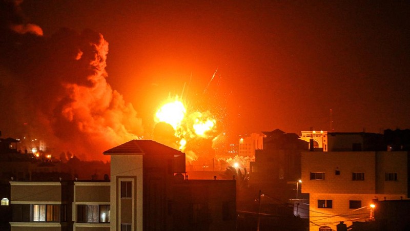 Asap dan api mengepul di sekitar wilayah milik kelompok perlawanan Palestina, akibat serangan udara Israel atas Kota Gaza, Gaza pada 2 Februari 2023. (Ali Jadallah/Anadolu Agency via Getty Images)