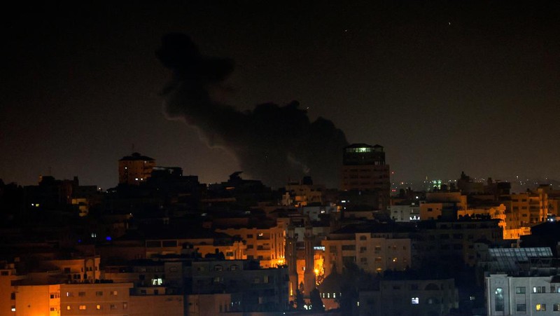 Asap dan api mengepul di sekitar wilayah milik kelompok perlawanan Palestina, akibat serangan udara Israel atas Kota Gaza, Gaza pada 2 Februari 2023. (Ali Jadallah/Anadolu Agency via Getty Images)