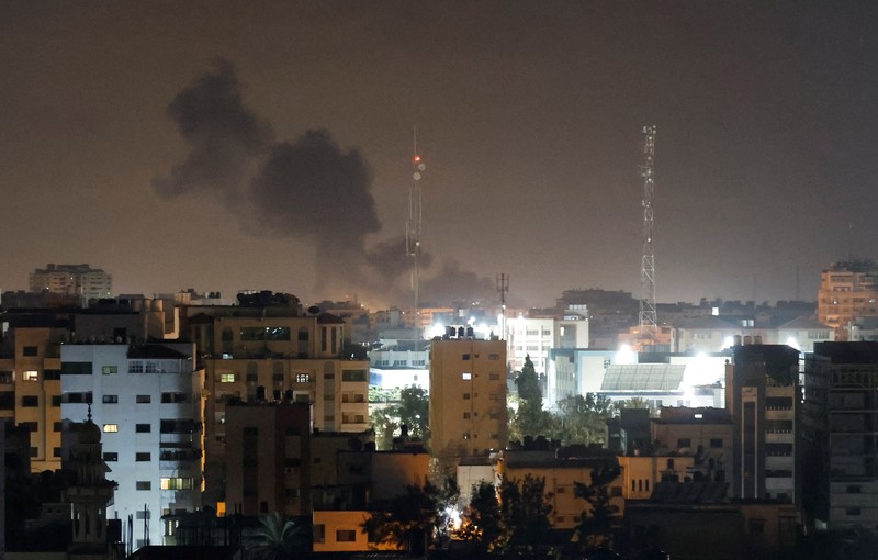 Asap dan api mengepul di sekitar wilayah milik kelompok perlawanan Palestina, akibat serangan udara Israel atas Kota Gaza, Gaza pada 2 Februari 2023. (Ali Jadallah/Anadolu Agency via Getty Images)