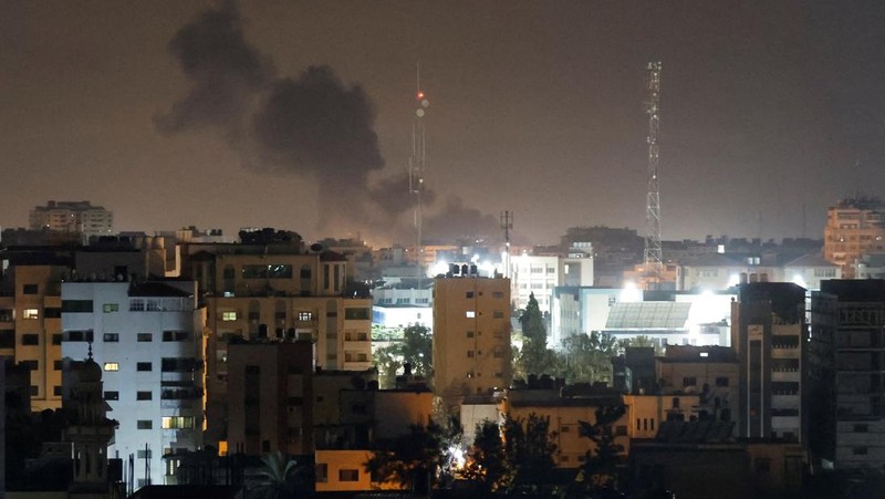 Asap dan api mengepul di sekitar wilayah milik kelompok perlawanan Palestina, akibat serangan udara Israel atas Kota Gaza, Gaza pada 2 Februari 2023. (Ali Jadallah/Anadolu Agency via Getty Images)