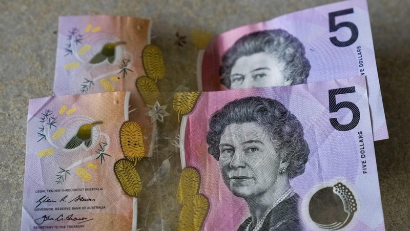 This photo illustration taken in Hong Kong on February 2, 2023 shows the Australian $5 banknote. - Australia's central bank announced on February 2, 2023 it will erase the British monarch from its banknotes, replacing the late Queen Elizabeth II's image on its $5 note with a design honouring Indigenous culture. (Photo by Mladen ANTONOV / AFP) (Photo by MLADEN ANTONOV/AFP via Getty Images)