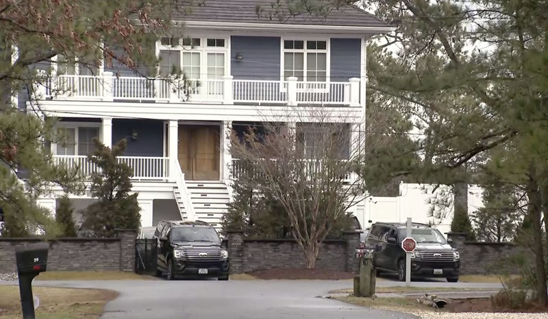 FBI menggeledah rumah Biden di Pantai Rehoboth, Delaware. (AP Video) FBI menggeledah rumah Biden di Pantai Rehoboth, Delaware. (AP Video)