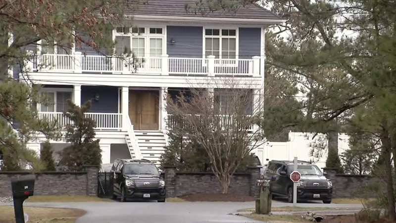 FBI menggeledah rumah Biden di Pantai Rehoboth, Delaware. (AP Video)