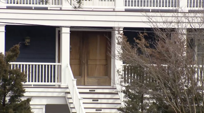 FBI menggeledah rumah Biden di Pantai Rehoboth, Delaware. (AP Video) FBI menggeledah rumah Biden di Pantai Rehoboth, Delaware. (AP Video)