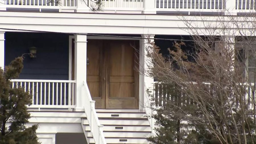FBI menggeledah rumah Biden di Pantai Rehoboth, Delaware. (AP Video)