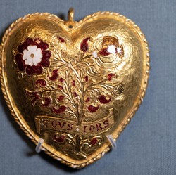 Kalung Berusia 500 Tahun Milik Raja Henry VIII Ditemukan