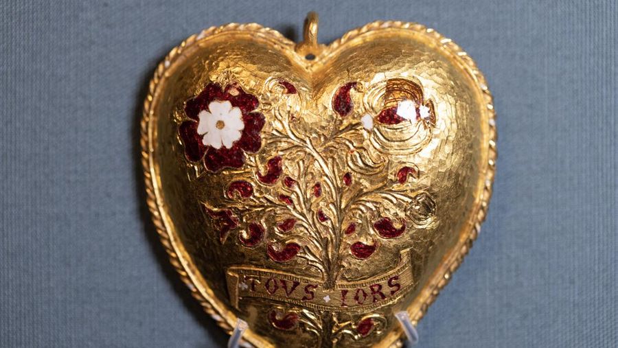 Liontin emas ditampilkan saat sesi pemotretan di British Museum pada 31 Januari 2023 di London, Inggris. British Museum meluncurkan laporan tahunan Portable Antiquities Scheme (PAS) & Treasure 2021 hari ini. Dipamerkan beberapa dari 45.000 harta karun yang dilaporkan pada tahun 2021 termasuk permata Tudor, rantai dengan liontin, terkait dengan Henry VIII dan istri pertamanya, Katherine dari Aragon, m.1509-33. Liontin berbentuk hati itu ditemukan oleh seorang pendeteksi logam di Warwickshire. (Dok. File - Dan Kitwood/Getty Images)