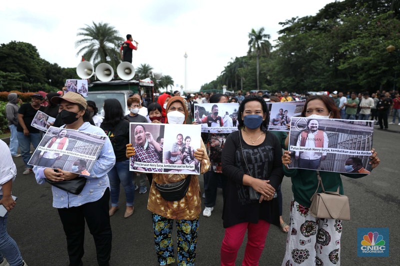 Massa aksi melakukan orasi dan memakai topeng Henry Surya, pemilik sekaligus pendiri KSP Indosurya di Kawasan Patung Kuda, Jakarta, Kamis (2/2/223). (CNBC Indonesia/Tri Susilo) Massa aksi melakukan orasi dan memakai topeng Henry Surya, pemilik sekaligus pendiri KSP Indosurya di Kawasan Patung Kuda, Jakarta, Kamis (2/2/223). (CNBC Indonesia/Tri Susilo)