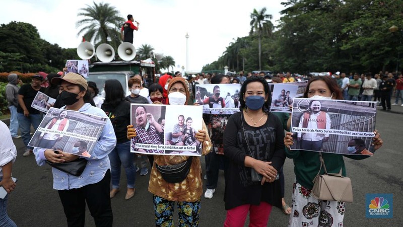 Massa aksi melakukan orasi dan memakai topeng Henry Surya, pemilik sekaligus pendiri KSP Indosurya di Kawasan Patung Kuda, Jakarta, Kamis (2/2/223).  (CNBC Indonesia/Tri Susilo)