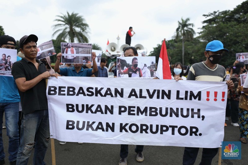 Massa aksi melakukan orasi dan memakai topeng Henry Surya, pemilik sekaligus pendiri KSP Indosurya di Kawasan Patung Kuda, Jakarta, Kamis (2/2/223).  (CNBC Indonesia/Tri Susilo)