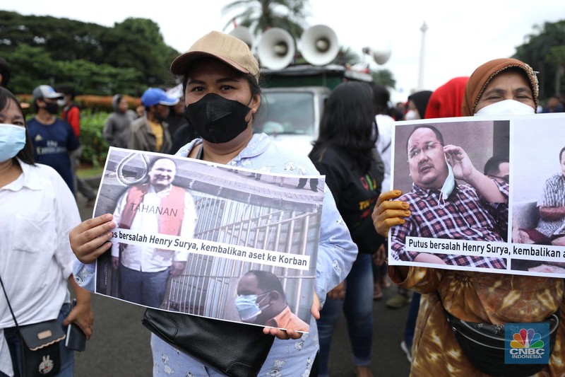 Massa aksi melakukan orasi dan memakai topeng Henry Surya, pemilik sekaligus pendiri KSP Indosurya di Kawasan Patung Kuda, Jakarta, Kamis (2/2/223).  (CNBC Indonesia/Tri Susilo)