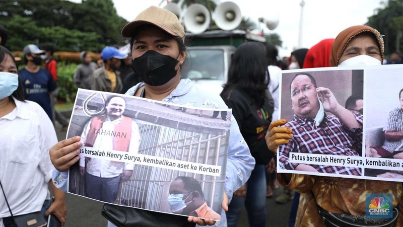 Massa aksi melakukan orasi dan memakai topeng Henry Surya, pemilik sekaligus pendiri KSP Indosurya di Kawasan Patung Kuda, Jakarta, Kamis (2/2/223).  (CNBC Indonesia/Tri Susilo)