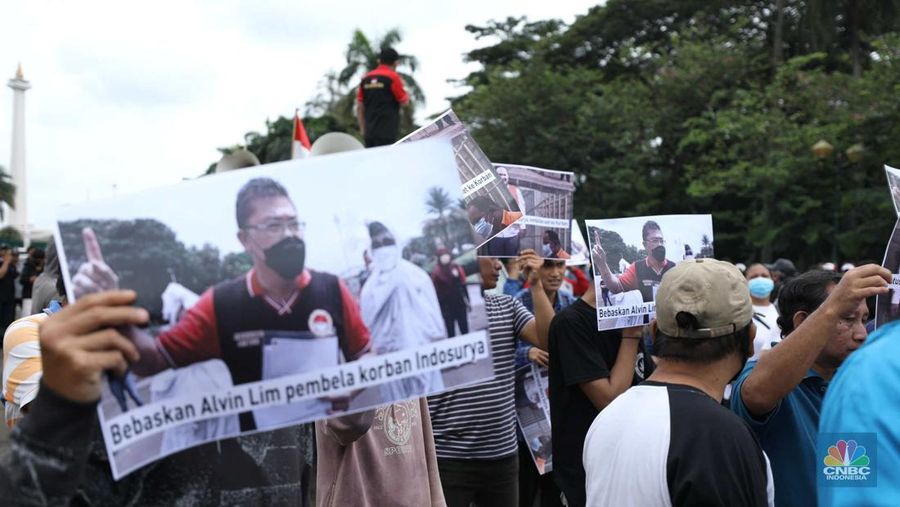 Massa aksi melakukan orasi dan memakai topeng Henry Surya, pemilik sekaligus pendiri KSP Indosurya di Kawasan Patung Kuda, Jakarta, Kamis (2/2/223).  (CNBC Indonesia/Tri Susilo)