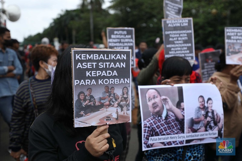 Massa aksi melakukan orasi dan memakai topeng Henry Surya, pemilik sekaligus pendiri KSP Indosurya di Kawasan Patung Kuda, Jakarta, Kamis (2/2/223).  (CNBC Indonesia/Tri Susilo)