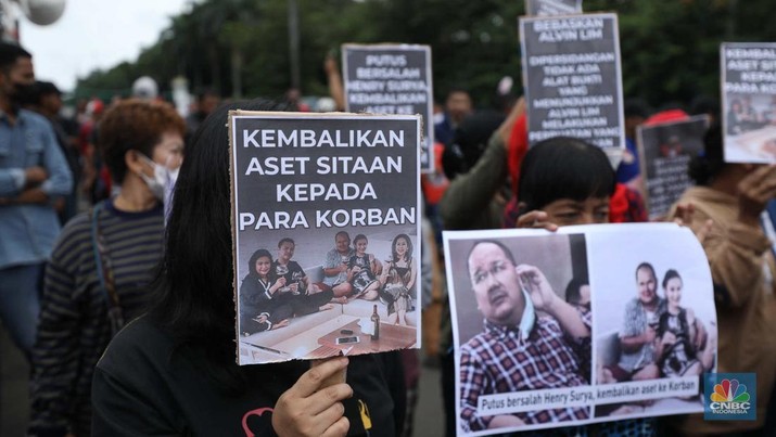 Massa tindakan melakukan orasi dan memakai topeng Henry Surya, pemilik sekaligus pendiri KSP Indosurya di Kawasan Patung Kuda, Jakarta, Kamis (2/2/223).  (CNBC Indonesia/Tri Susilo)