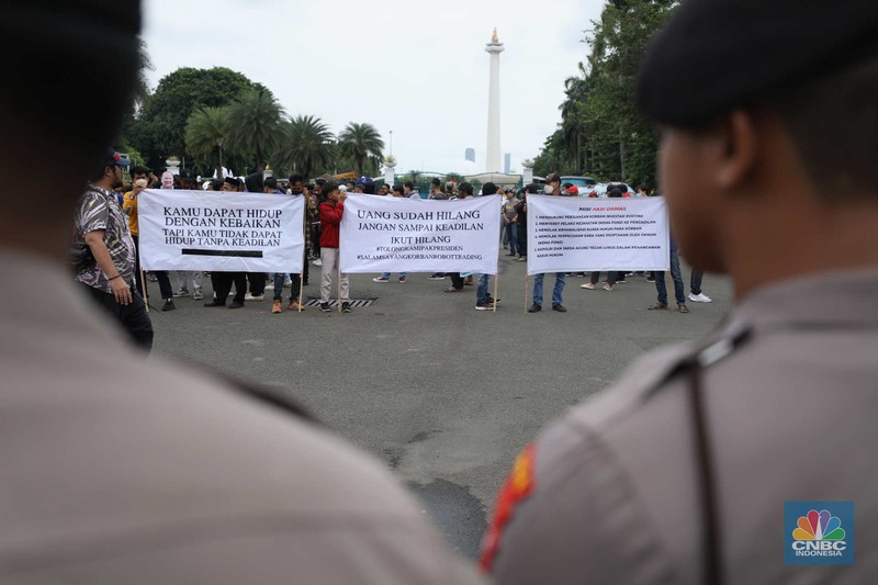 Massa aksi melakukan orasi dan memakai topeng Henry Surya, pemilik sekaligus pendiri KSP Indosurya di Kawasan Patung Kuda, Jakarta, Kamis (2/2/223).  (CNBC Indonesia/Tri Susilo)