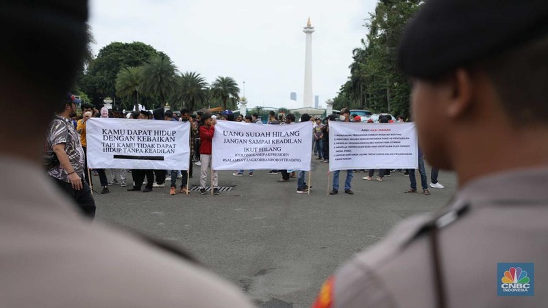 Massa aksi melakukan orasi dan memakai topeng Henry Surya, pemilik sekaligus pendiri KSP Indosurya di Kawasan Patung Kuda, Jakarta, Kamis (2/2/223).  (CNBC Indonesia/Tri Susilo)