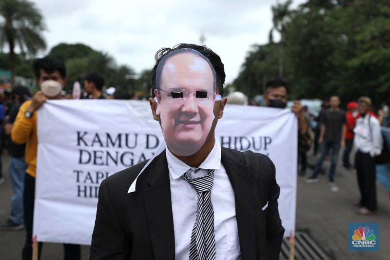 Massa aksi melakukan orasi dan memakai topeng Henry Surya, pemilik sekaligus pendiri KSP Indosurya di Kawasan Patung Kuda, Jakarta, Kamis (2/2/223).  (CNBC Indonesia/Tri Susilo)