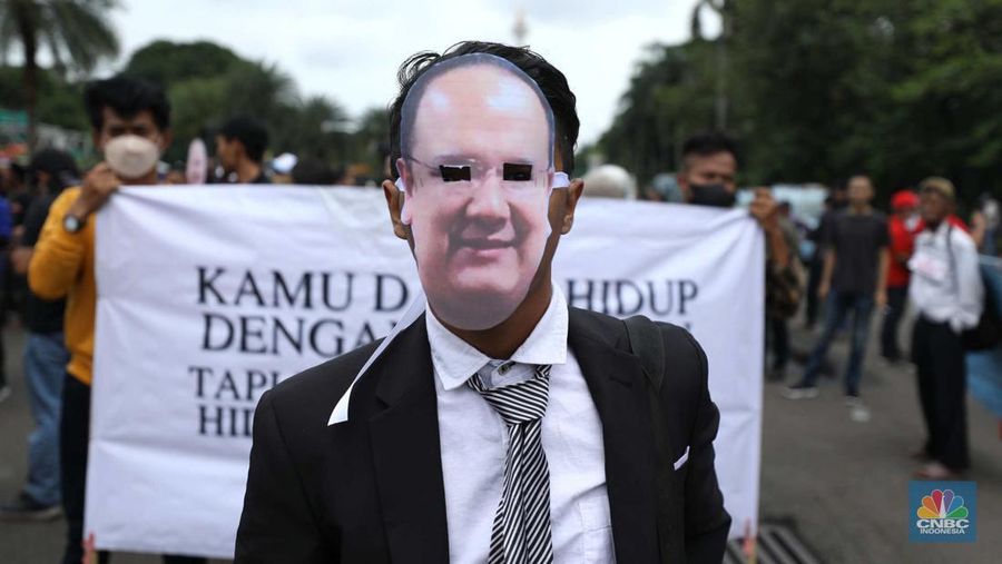 Massa aksi melakukan orasi dan memakai topeng Henry Surya, pemilik sekaligus pendiri KSP Indosurya di Kawasan Patung Kuda, Jakarta, Kamis (2/2/223).  (վ/Tri Susilo)