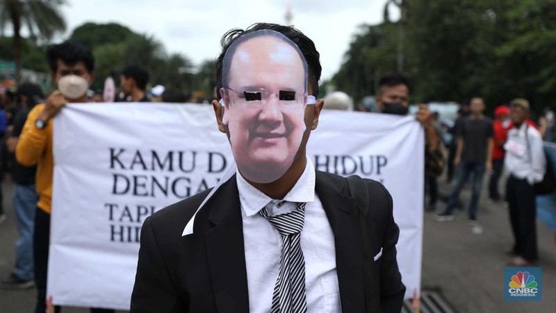 Massa aksi melakukan orasi dan memakai topeng Henry Surya, pemilik sekaligus pendiri KSP Indosurya di Kawasan Patung Kuda, Jakarta, Kamis (2/2/223).  (CNBC Indonesia/Tri Susilo)