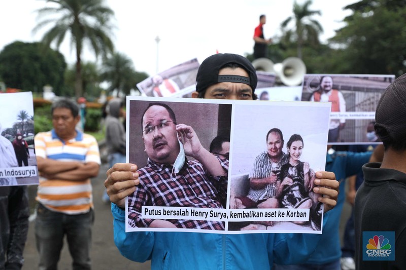 Massa aksi melakukan orasi dan memakai topeng Henry Surya, pemilik sekaligus pendiri KSP Indosurya di Kawasan Patung Kuda, Jakarta, Kamis (2/2/223).  (CNBC Indonesia/Tri Susilo)