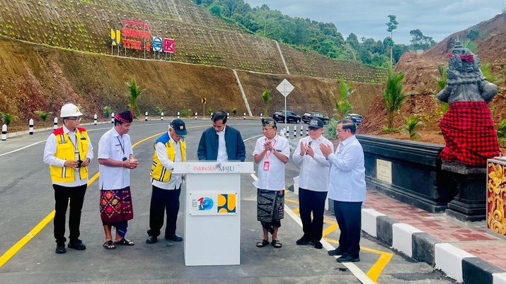 Presiden Jokowi meresmikan Jalan Pintas batas Kota Singaraja-Mengwitani, di Buleleng, Bali pada Kamis (02/02/2023). (Dok. Setkab)