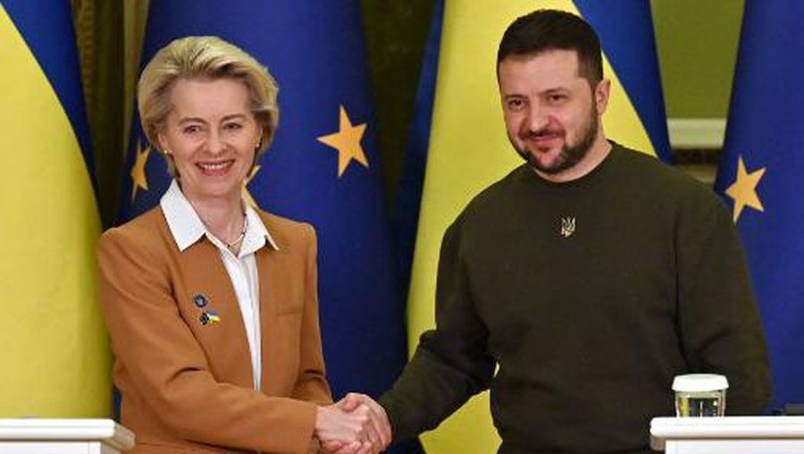 Ukrainian President Volodymyr Zelensky and President of the European Commission Ursula von der Leyen shake hands after a joint press conference after talks in Kyiv on February 2, 2023. - The European Commission chief announced she had arrived in Kyiv with a team of commissioners and the bloc's most senior diplomat, a day before a Ukraine-European Union summit in the war-torn country. (Photo by Sergei SUPINSKY / AFP)
