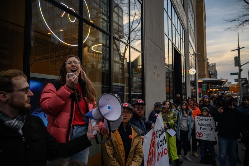 Anggota Serikat Pekerja Alfabet (CWA) mengadakan rapat umum di luar kantor Google sebagai tanggapan atas PHK baru-baru ini, di New York pada 2 Februari 2023. Anggota Serikat Pekerja Alfabet (CWA) mengadakan rapat umum di luar kantor Google sebagai tanggapan atas PHK baru-baru ini, di New York pada 2 Februari 2023. - Perusahaan induk Google, Alphabet, mengumumkan pada Januari akan memangkas sekitar 12.000 pekerjaan secara global, mengutip perubahan realitas ekonomi. (ED JONES/AFP via Getty Images)