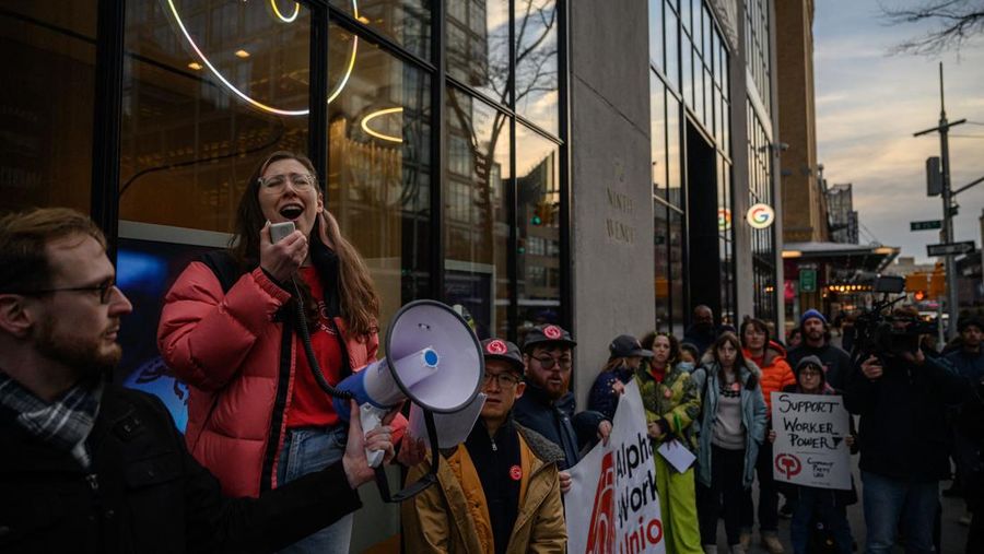 Anggota Serikat Pekerja Alfabet (CWA) mengadakan rapat umum di luar kantor Google sebagai tanggapan atas PHK baru-baru ini, di New York pada 2 Februari 2023. - Perusahaan induk Google, Alphabet, mengumumkan pada Januari akan memangkas sekitar 12.000 pekerjaan secara global, mengutip perubahan realitas ekonomi. (ED JONES/AFP via Getty Images)