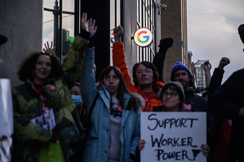 Anggota Serikat Pekerja Alfabet (CWA) mengadakan rapat umum di luar kantor Google sebagai tanggapan atas PHK baru-baru ini, di New York pada 2 Februari 2023. Anggota Serikat Pekerja Alfabet (CWA) mengadakan rapat umum di luar kantor Google sebagai tanggapan atas PHK baru-baru ini, di New York pada 2 Februari 2023. - Perusahaan induk Google, Alphabet, mengumumkan pada Januari akan memangkas sekitar 12.000 pekerjaan secara global, mengutip perubahan realitas ekonomi. (ED JONES/AFP via Getty Images)