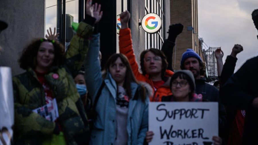 Anggota Serikat Pekerja Alfabet (CWA) mengadakan rapat umum di luar kantor Google sebagai tanggapan atas PHK baru-baru ini, di New York pada 2 Februari 2023. - Perusahaan induk Google, Alphabet, mengumumkan pada Januari akan memangkas sekitar 12.000 pekerjaan secara global, mengutip perubahan realitas ekonomi. (ED JONES/AFP via Getty Images)