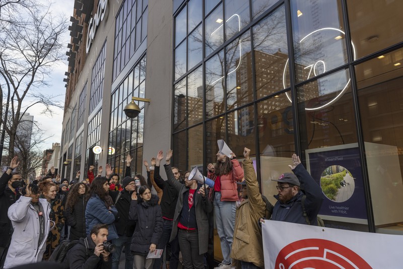 Anggota Serikat Pekerja Alfabet (CWA) mengadakan rapat umum di luar kantor Google sebagai tanggapan atas PHK baru-baru ini, di New York pada 2 Februari 2023. Anggota Serikat Pekerja Alfabet (CWA) mengadakan rapat umum di luar kantor Google sebagai tanggapan atas PHK baru-baru ini, di New York pada 2 Februari 2023. - Perusahaan induk Google, Alphabet, mengumumkan pada Januari akan memangkas sekitar 12.000 pekerjaan secara global, mengutip perubahan realitas ekonomi. (ED JONES/AFP via Getty Images)
