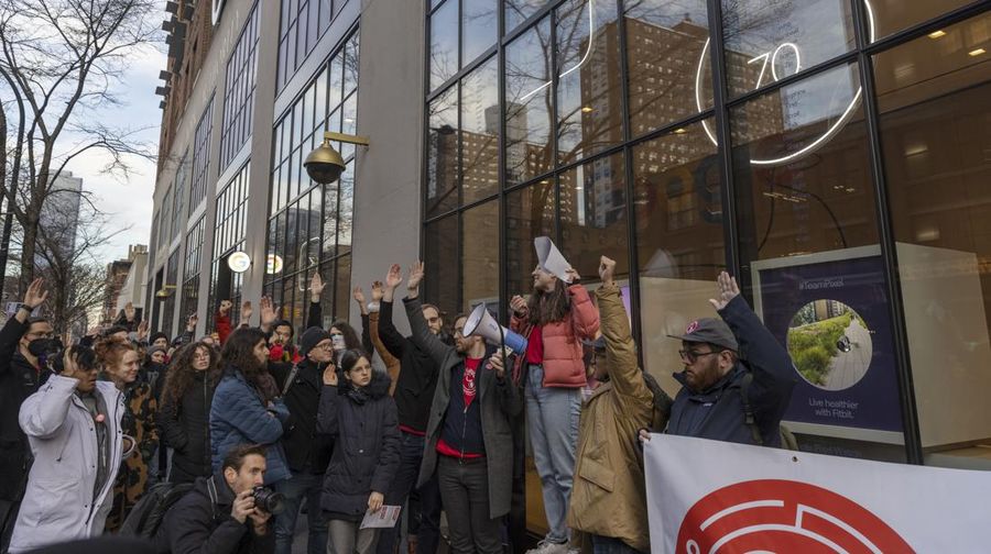 Anggota Serikat Pekerja Alfabet (CWA) mengadakan rapat umum di luar kantor Google sebagai tanggapan atas PHK baru-baru ini, di New York pada 2 Februari 2023. - Perusahaan induk Google, Alphabet, mengumumkan pada Januari akan memangkas sekitar 12.000 pekerjaan secara global, mengutip perubahan realitas ekonomi. (ED JONES/AFP via Getty Images)