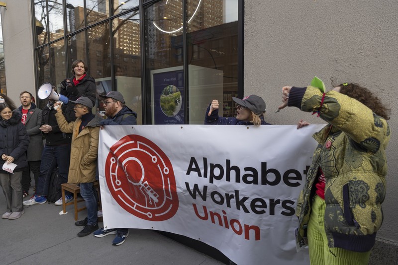 Anggota Serikat Pekerja Alfabet (CWA) mengadakan rapat umum di luar kantor Google sebagai tanggapan atas PHK baru-baru ini, di New York pada 2 Februari 2023. Anggota Serikat Pekerja Alfabet (CWA) mengadakan rapat umum di luar kantor Google sebagai tanggapan atas PHK baru-baru ini, di New York pada 2 Februari 2023. - Perusahaan induk Google, Alphabet, mengumumkan pada Januari akan memangkas sekitar 12.000 pekerjaan secara global, mengutip perubahan realitas ekonomi. (ED JONES/AFP via Getty Images)