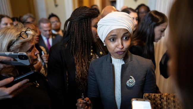 Geger Politisi Muslim AS Ilhan Omar Serang Trump: Eksekusi Pedofil!