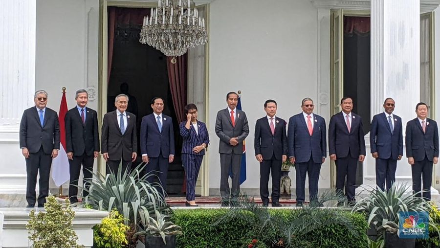 Jokowi dan menlu ASEAN di Istana Merdeka, Jakart, Jumat (3/2/2023). (CNBC Indonesia/Emir Yanwardhana)