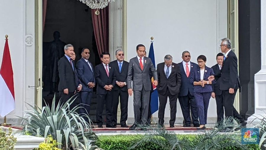 Jokowi dan menlu ASEAN di Istana Merdeka, Jakart, Jumat (3/2/2023). (²©²ÊÍøÕ¾/Emir Yanwardhana)