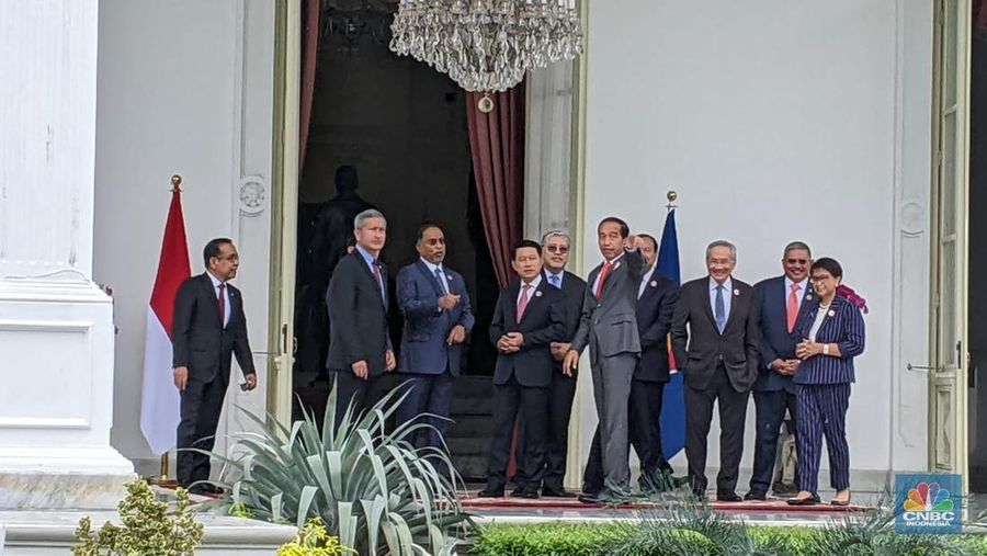 Jokowi dan menlu ASEAN di Istana Merdeka, Jakart, Jumat (3/2/2023). (²©²ÊÍøÕ¾/Emir Yanwardhana)