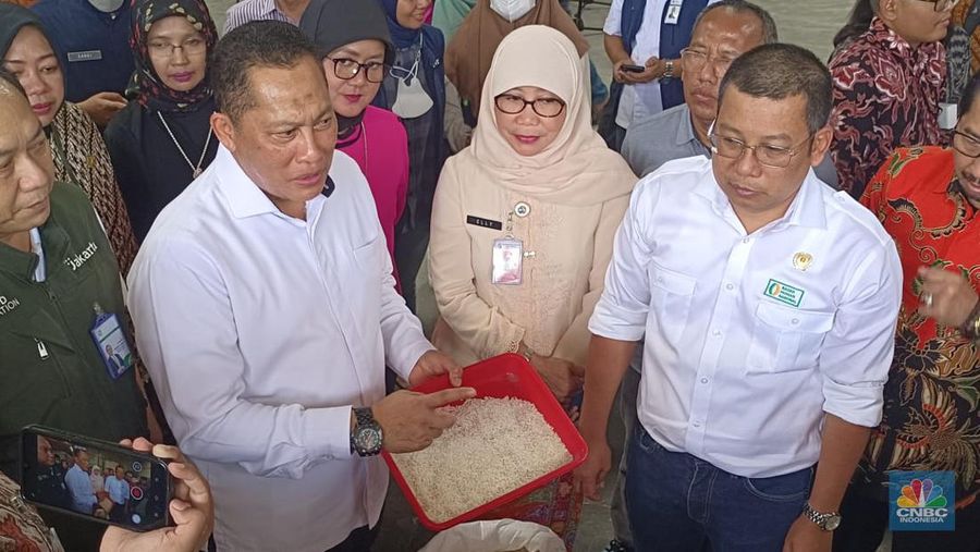 Kepala Badan Pangan Nasional (Bapanas)  Arief Prasetyo Adi dan Direktur Utama Perum Bulog Budi Waseso saat Pemantauan Stabilisasi Pasokan dan Harga Pangan (SPHP) Beras di Gudang Beras PIBC, Jumat (3/2/2023). (CNBC Indonesia/Martyasari Rizki)