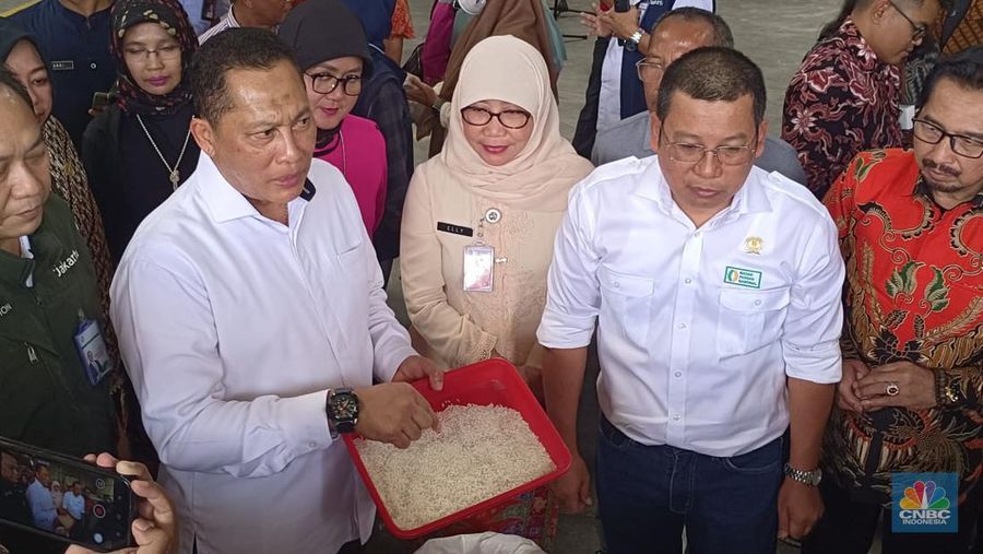 Kepala Badan Pangan Nasional (Bapanas)  Arief Prasetyo Adi dan Direktur Utama Perum Bulog Budi Waseso saat Pemantauan Stabilisasi Pasokan dan Harga Pangan (SPHP) Beras di Gudang Beras PIBC, Jumat (3/2/2023). (CNBC Indonesia/Martyasari Rizki)