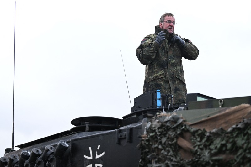 Menteri Pertahanan Jerman Boris Pistorius (kanan) duduk di sebelah tentara Jerman yang mengemudikan tank Leopard 2 saat ia mengunjungi Batalion Tank Bundeswehr 203, untuk mempelajari kinerja tank tempur utama Leopard 2, di Augustdorf, Jerman barat, pada 1 Februari , 2023. (INA FASSBENDER / AFP) (Photo by INA FASSBENDER/AFP via Getty Images)