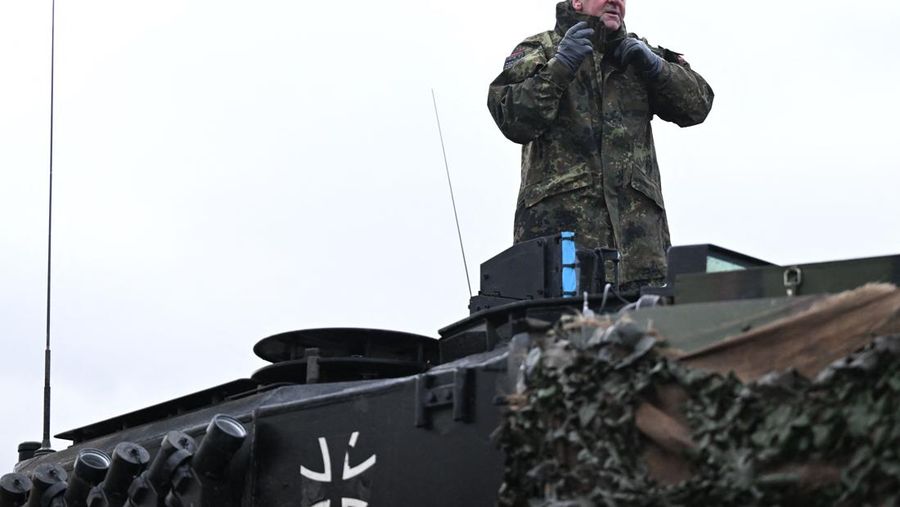 Menteri Pertahanan Jerman Boris Pistorius (kanan) duduk di sebelah tentara Jerman yang mengemudikan tank Leopard 2 saat ia mengunjungi Batalion Tank Bundeswehr 203, untuk mempelajari kinerja tank tempur utama Leopard 2, di Augustdorf, Jerman barat, pada 1 Februari , 2023. (INA FASSBENDER / AFP) (Photo by INA FASSBENDER/AFP via Getty Images)