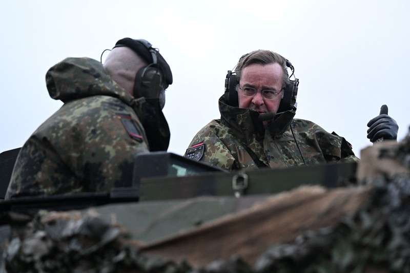 Menteri Pertahanan Jerman Boris Pistorius (kanan) duduk di sebelah tentara Jerman yang mengemudikan tank Leopard 2 saat ia mengunjungi Batalion Tank Bundeswehr 203, untuk mempelajari kinerja tank tempur utama Leopard 2, di Augustdorf, Jerman barat, pada 1 Februari , 2023. Menteri Pertahanan Jerman Boris Pistorius (kanan) duduk di sebelah tentara Jerman yang mengemudikan tank Leopard 2 saat ia mengunjungi Batalion Tank Bundeswehr 203, untuk mempelajari kinerja tank tempur utama Leopard 2, di Augustdorf, Jerman barat, pada 1 Februari , 2023. (INA FASSBENDER / AFP) (Photo by INA FASSBENDER/AFP via Getty Images)