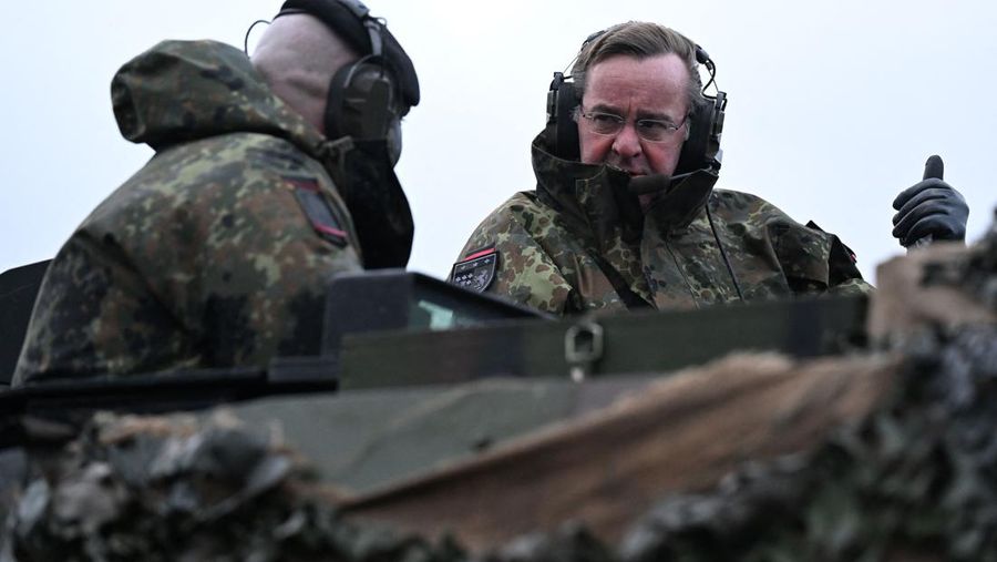 Menteri Pertahanan Jerman Boris Pistorius (kanan) berbicara dengan seorang tentara Jerman yang duduk di dalam tank Leopard 2 saat ia mengunjungi Batalion Tank Bundeswehr 203, untuk mempelajari kinerja tank tempur utama Leopard 2, di Augustdorf, Jerman barat, pada 1 Februari , 2023. (INA FASSBENDER/AFP via Getty Images)