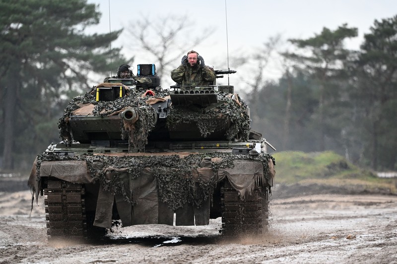 Menteri Pertahanan Jerman Boris Pistorius (kanan) duduk di sebelah tentara Jerman yang mengemudikan tank Leopard 2 saat ia mengunjungi Batalion Tank Bundeswehr 203, untuk mempelajari kinerja tank tempur utama Leopard 2, di Augustdorf, Jerman barat, pada 1 Februari , 2023. Menteri Pertahanan Jerman Boris Pistorius (kanan) duduk di sebelah tentara Jerman yang mengemudikan tank Leopard 2 saat ia mengunjungi Batalion Tank Bundeswehr 203, untuk mempelajari kinerja tank tempur utama Leopard 2, di Augustdorf, Jerman barat, pada 1 Februari , 2023. (INA FASSBENDER / AFP) (Photo by INA FASSBENDER/AFP via Getty Images)